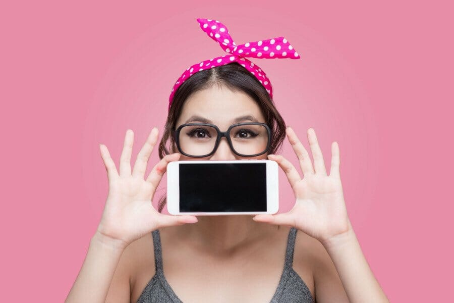 woman showing blank iPhone after applying for no credit check loans